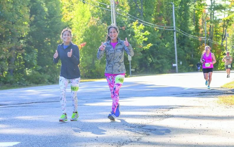 09-21-25 North Conway HalfM-5K twins thumbs up