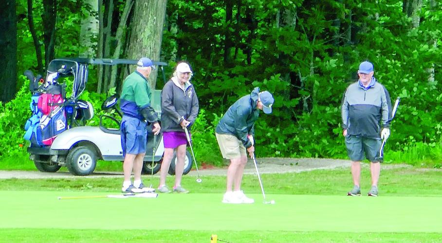 The Golf Column - White Mountain Seniors - The Maplewood putting
