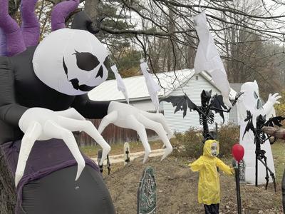 yard decor ghosts and ghouls
