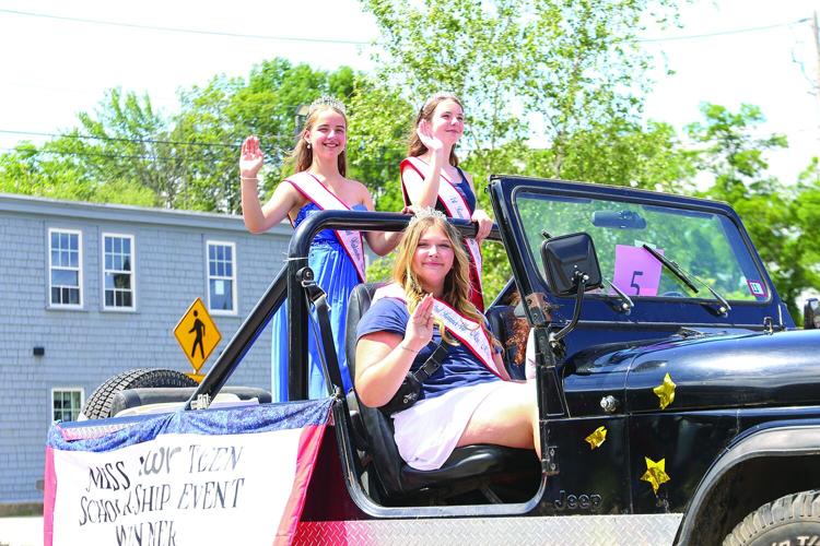 07-04-25 Fourth Parade conway miss mwv teens