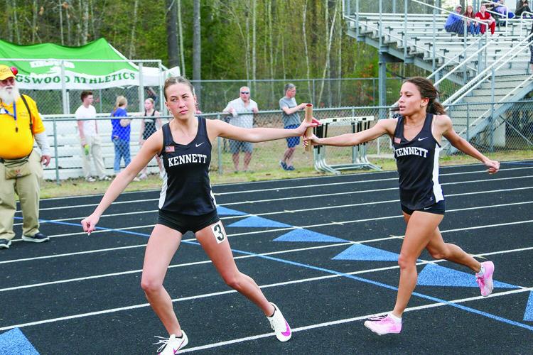 04-29-25 KHS Track 4x400 handoff side girls
