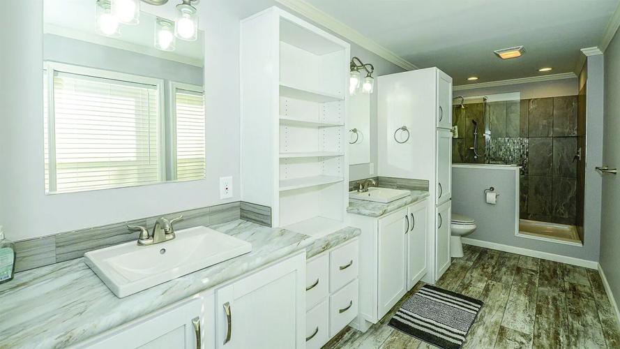 1440 East Conway Road bath.jpg