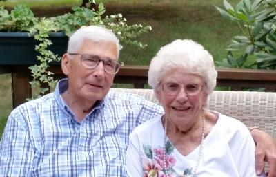 Scotts celebrate 70th wedding anniversary