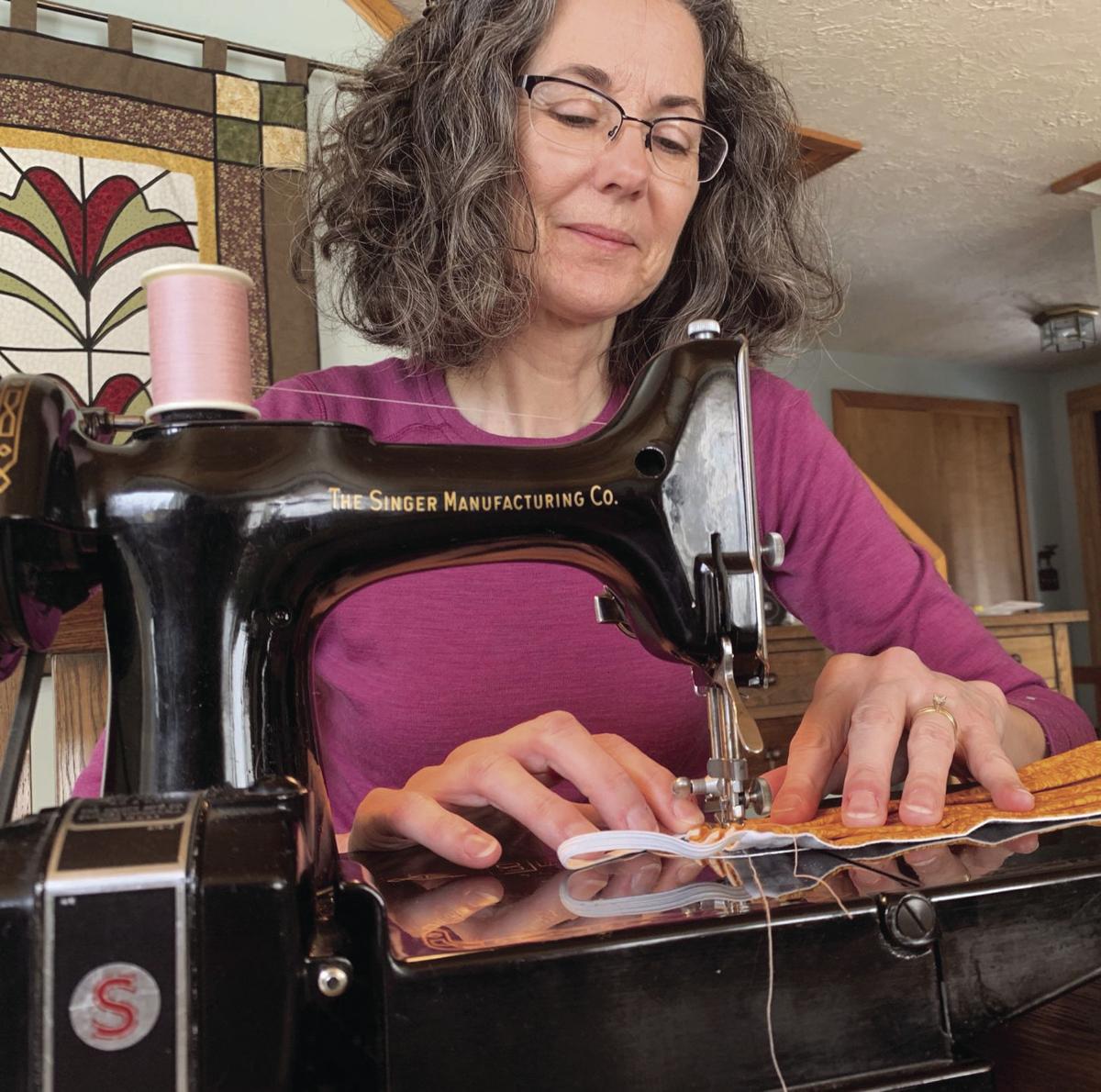 Volunteers Whip Up Face Masks From Old Quilts Local News Conwaydailysun Com