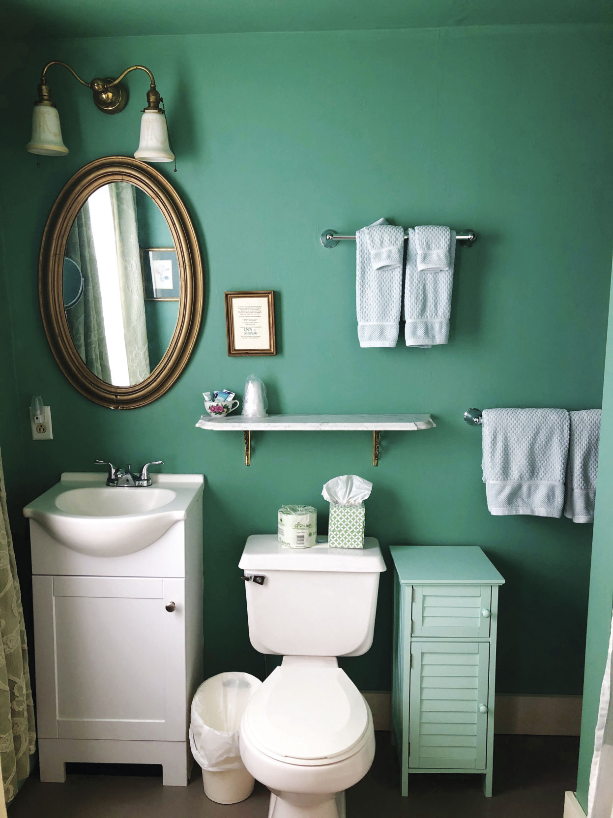 Crystal Lake Inn guest bathroom