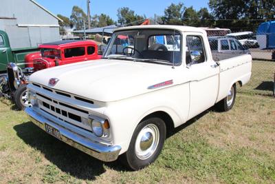 1961_Ford_F100_Styleside_Pickup_(38535907901).jpg