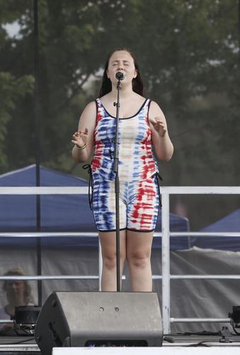 07-04-22 4th North Conway Fest singer banner
