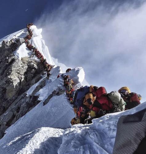 7-6-19everesttrafficjammay19.jpg