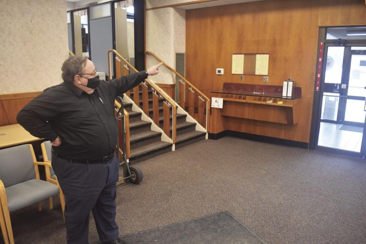 Tom Holmes points to catch a robber strip