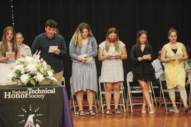 05-17-22 KHS Tech Honor Society pledge with banner