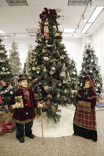 11-19-21 Fest Trees caroler tree