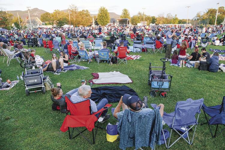07-04-22 4th North Conway Fest crowd widest