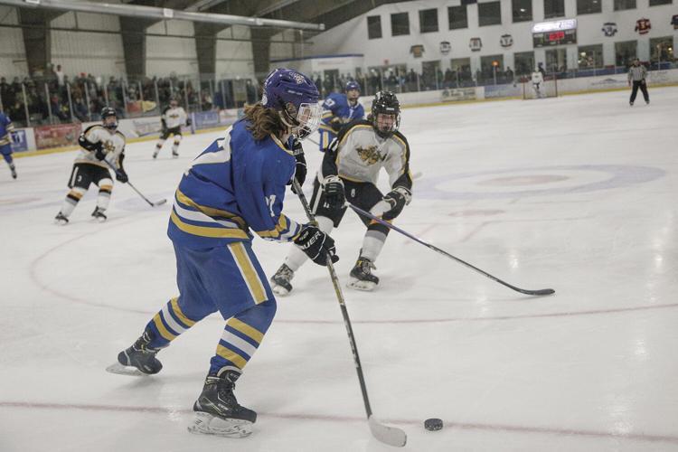 12-27-22 Peter Hall Xmas Tournament garland tight