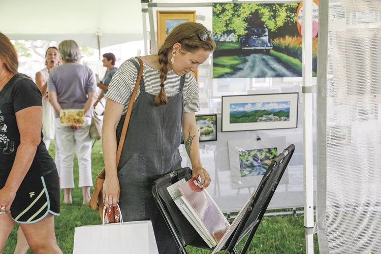 08-06-22 Art in the Park looking at prints
