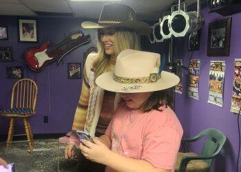 Lainey Wilson Surprises Alabama Girl After Viral Video Moment. | News