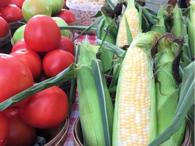 Local Shoppers Buy Vegetables Editorial Photo - Image of green