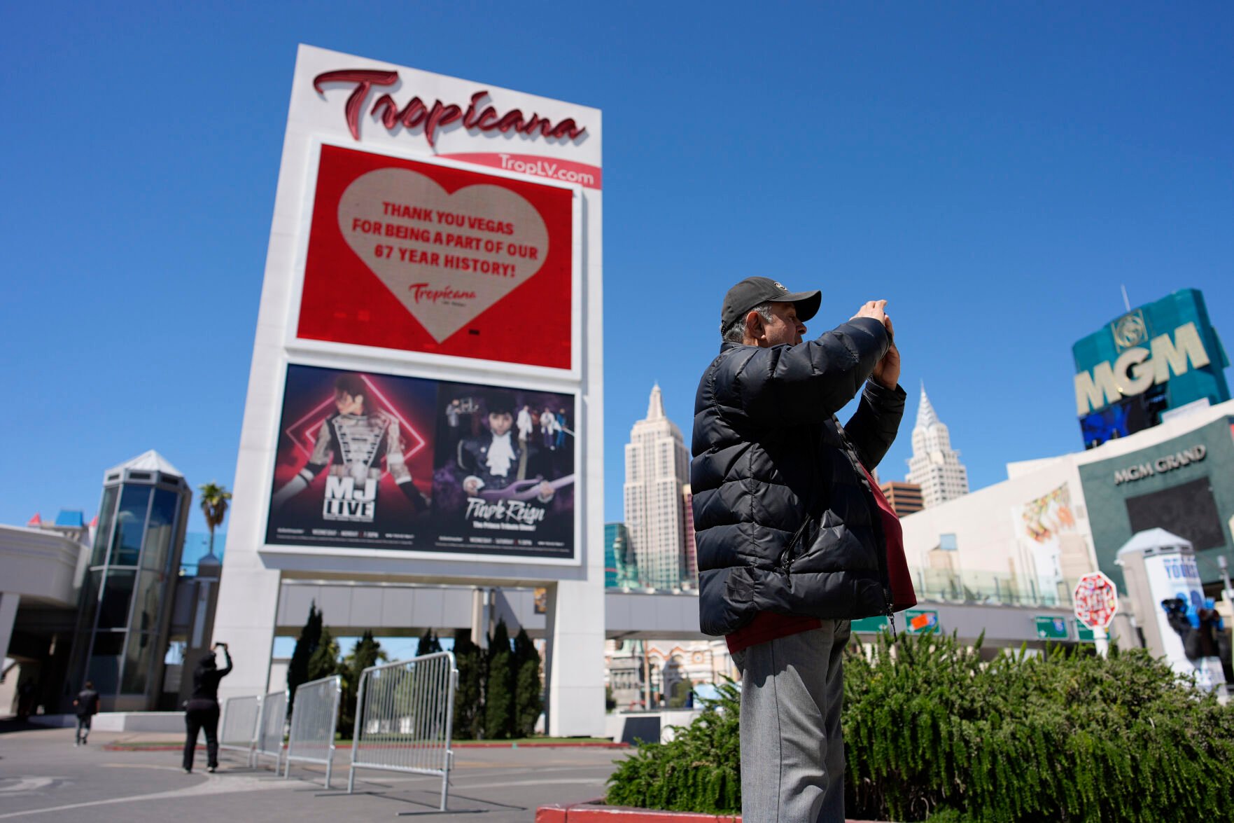 Las Vegas Says Goodbye To The Tropicana With A Flashy Casino Implosion ...