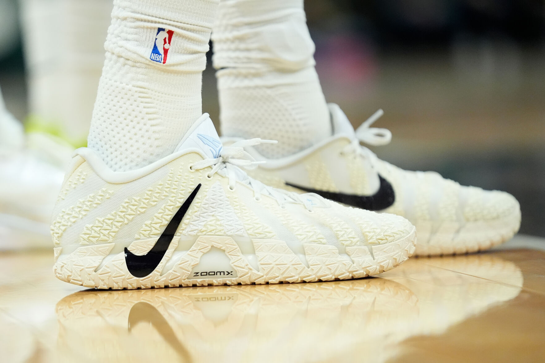 kyrie 3 christmas white gold