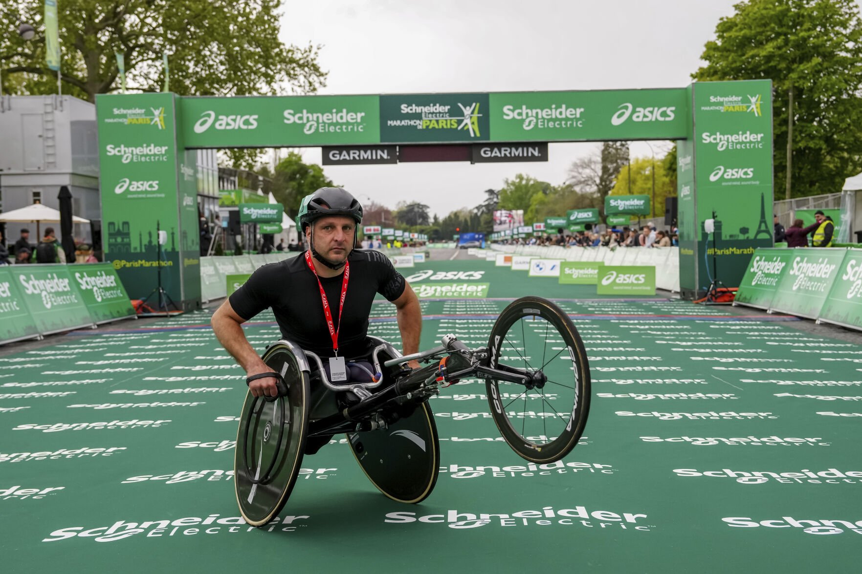A Stunning Run Through History 2025 Paris Marathon Lights Up the City