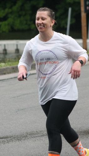 Lindsay Weinschenk corre una carrera de 5 km como parte de su desafío de triatlón de un día.