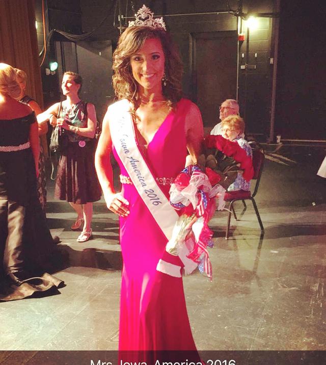 Cascade Alumni earns title of Mrs. Iowa News