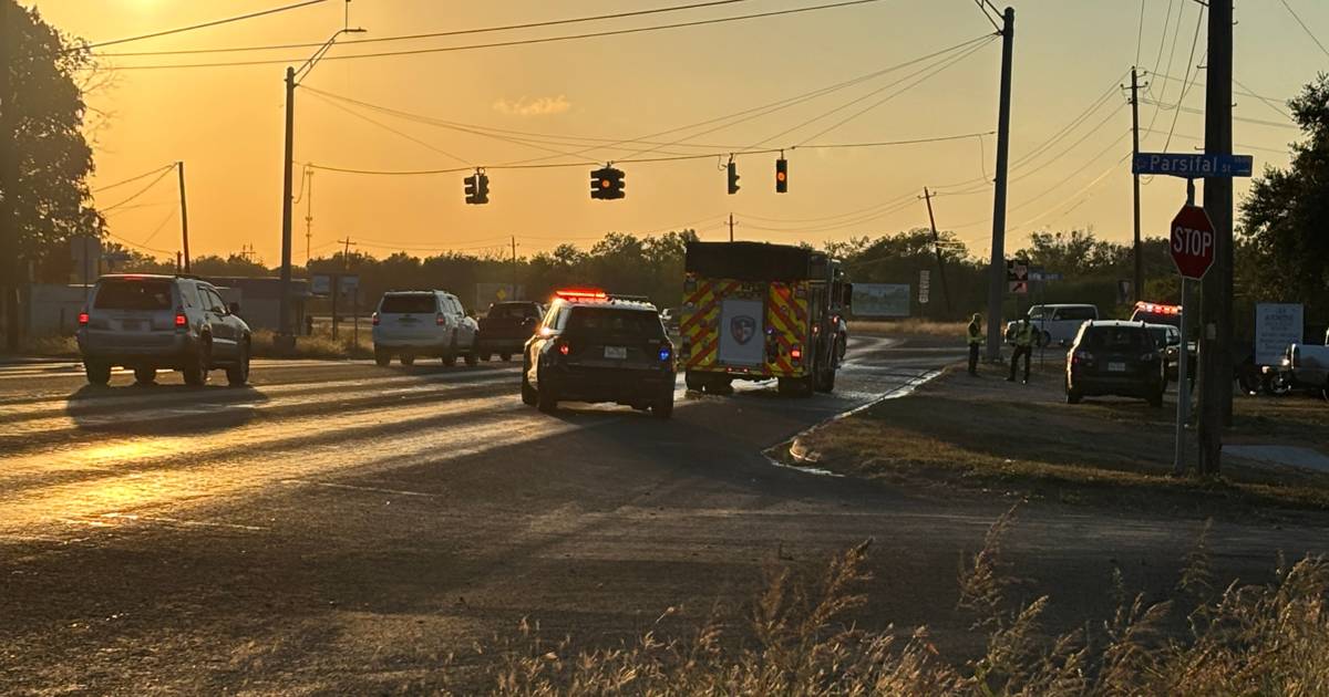 Four-vehicle crash involves Victoria ISD bus