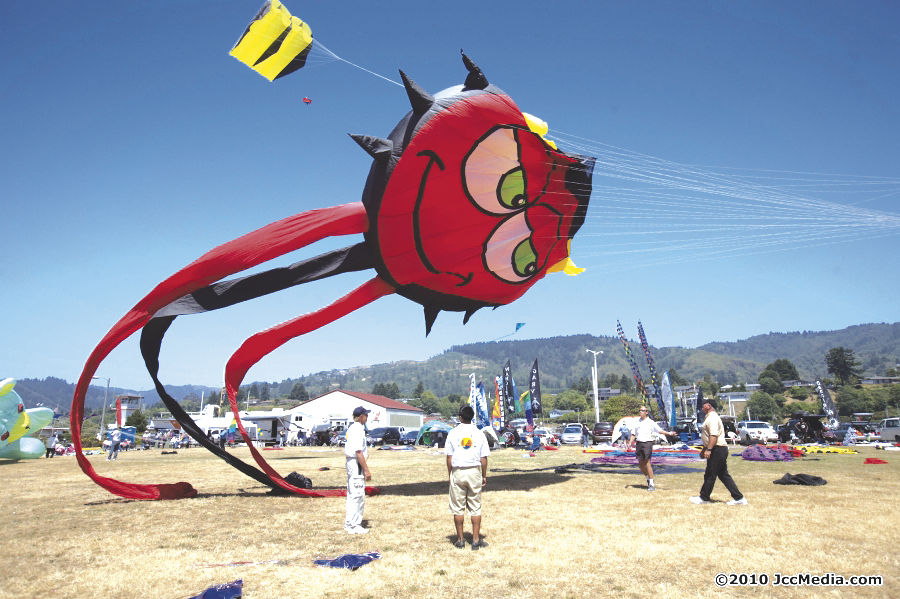 Southern Oregon Kite Festival takes flight Community