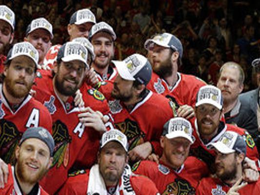 Marian Hossa, center, poses for photos with teammates Duncan