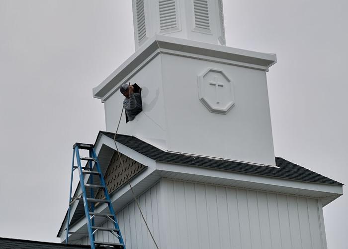 Sawyer' Creek Baptist new steeple installation Multimedia