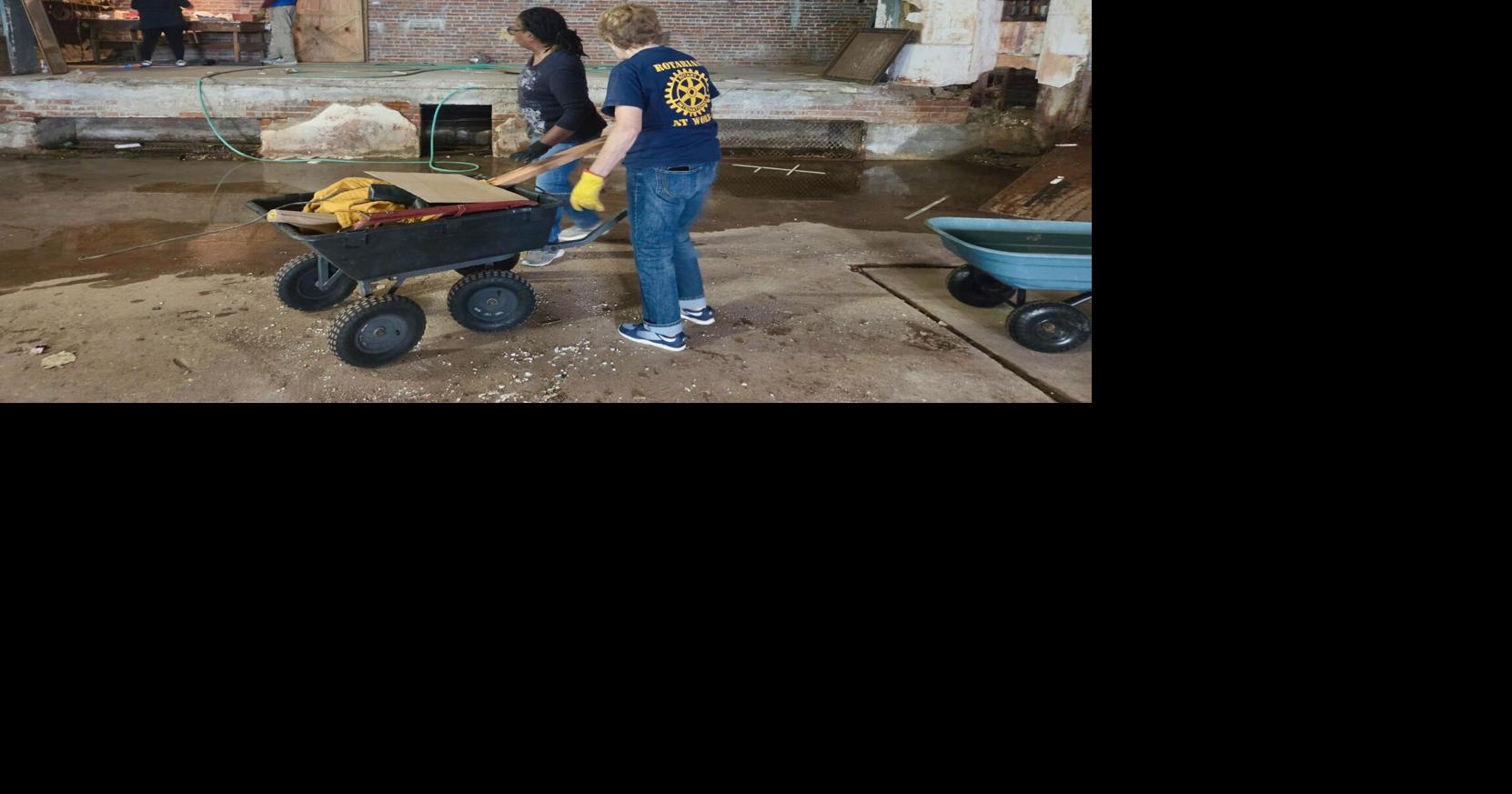 Volunteers clean up State Theatre ahead of renovation effort