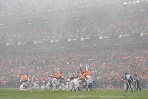 Snow and wind pick up in 2nd half of AFC championship game in Denver