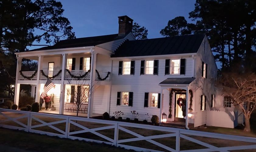 2,000-plus take 42nd annual Christmas Candlelight Tour