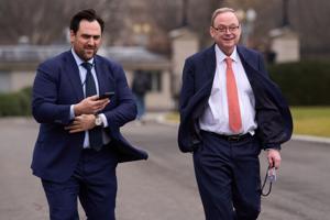 Trump Prefers Hassett Remain Economic Advisor, Clouds Fed Chair Race | Quick Digest