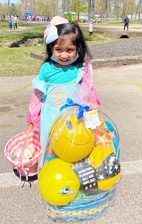 Hundreds attend egg hunt