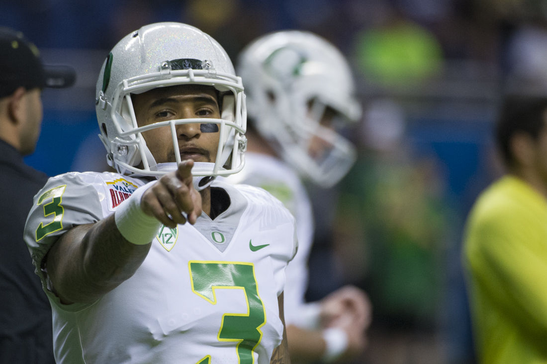 Vernon Adams leaves Alamo Bowl after taking brutal hit, will not