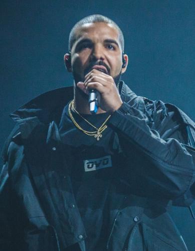 Drake preforming in 2016