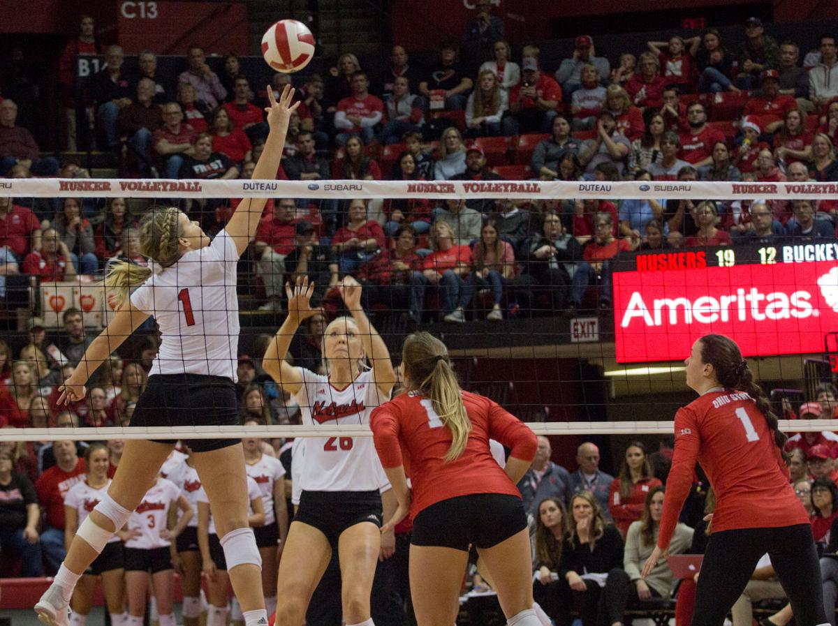 Nebraska Volleyball Rolls Past Ohio State 3 0 Increase Win Streak To 7 Sports Dailynebraskan Com