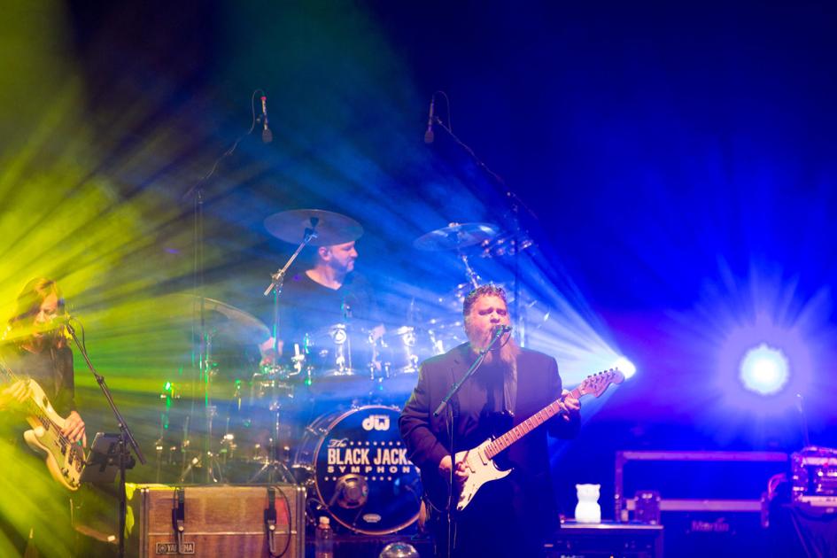 Review The Black Jacket Symphony Takes Attendees To The Dark Side Of The Moon Culture Dailynebraskan Com