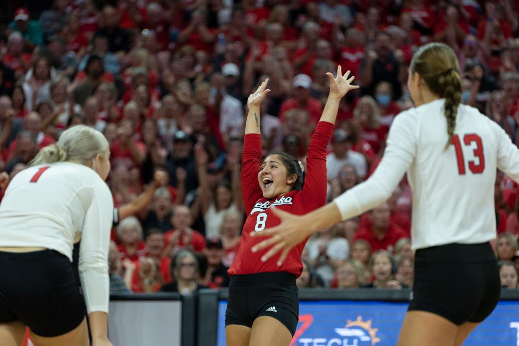 Husker volleyball bounces back to sweep Kentucky on the road Sports