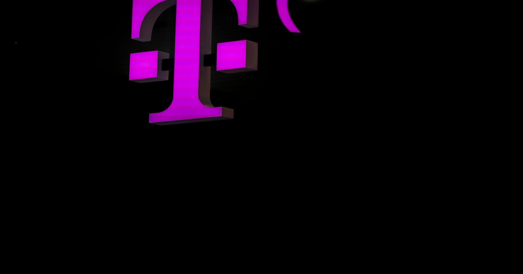 T-Mobile to buy almost all of U.S Cellular in deal worth .4 billion with debt