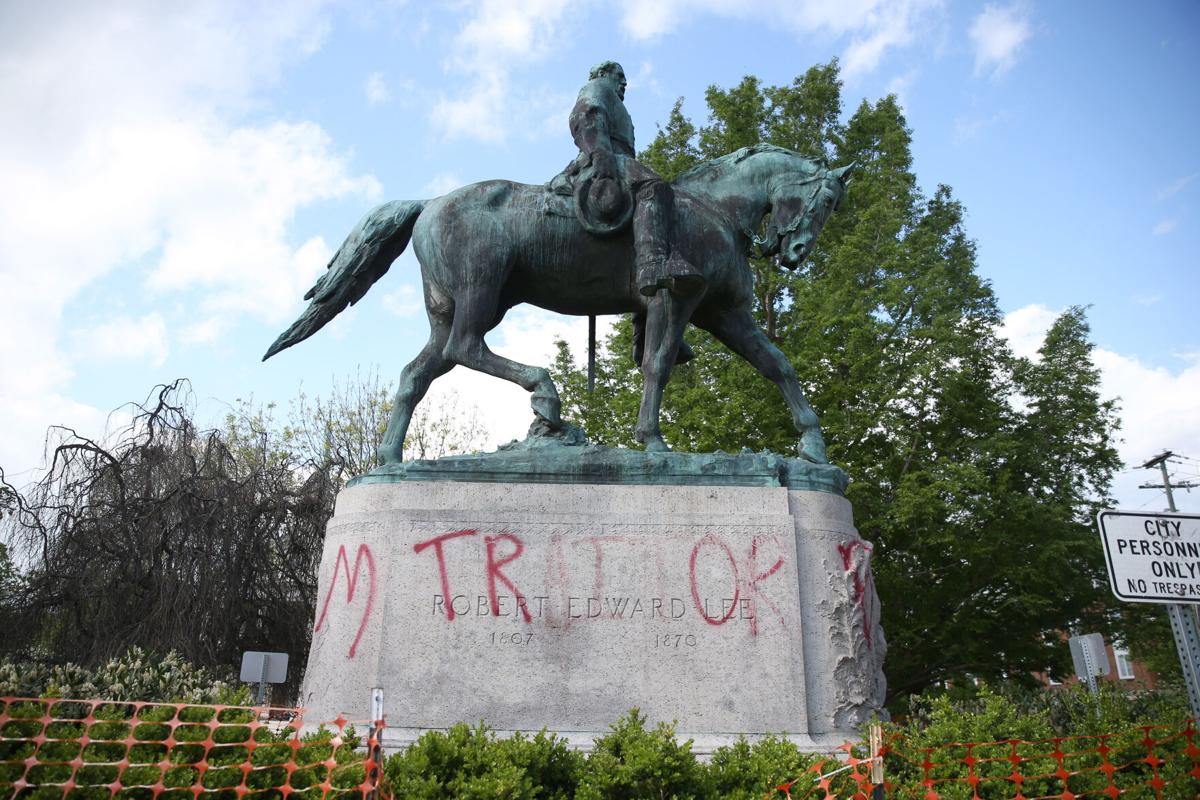 Robert E. Lee statue