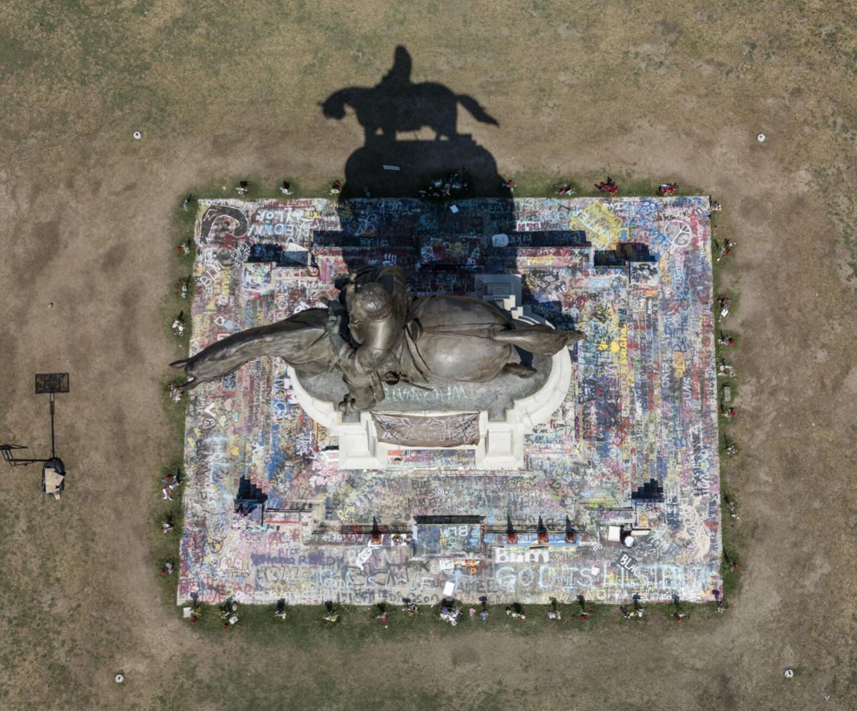 Aerial photo of Robert E. Lee statue on Monument Avenue