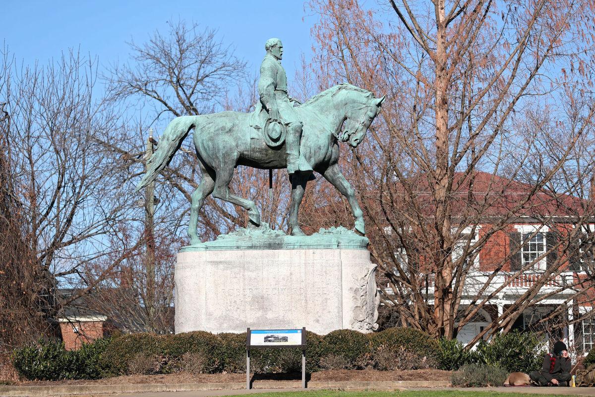 Lee statue