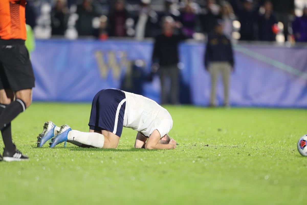 Résultat de recherche d'images pour "virginia men's soccer"