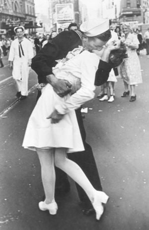 Woman in iconic WWII Times Square kiss photograph dies at 92 in Richmond