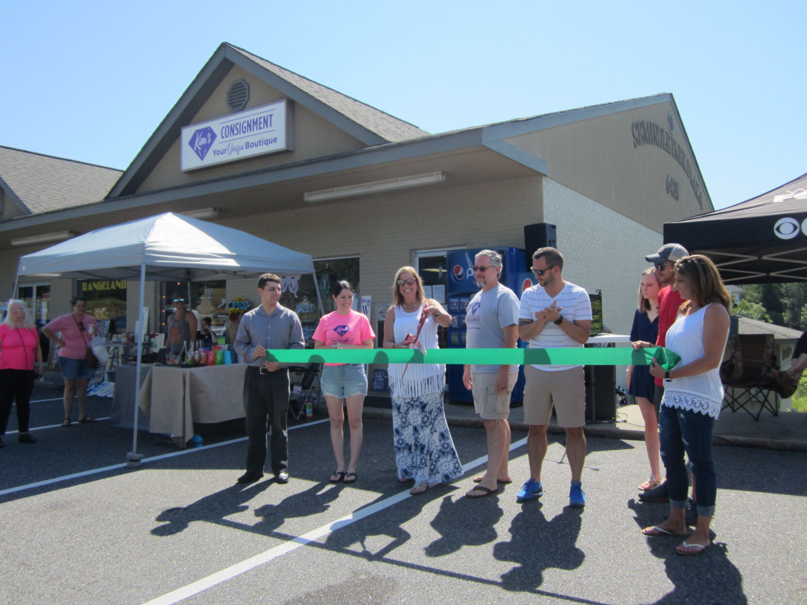 Kim s Consignment holds ribbon cutting in new location