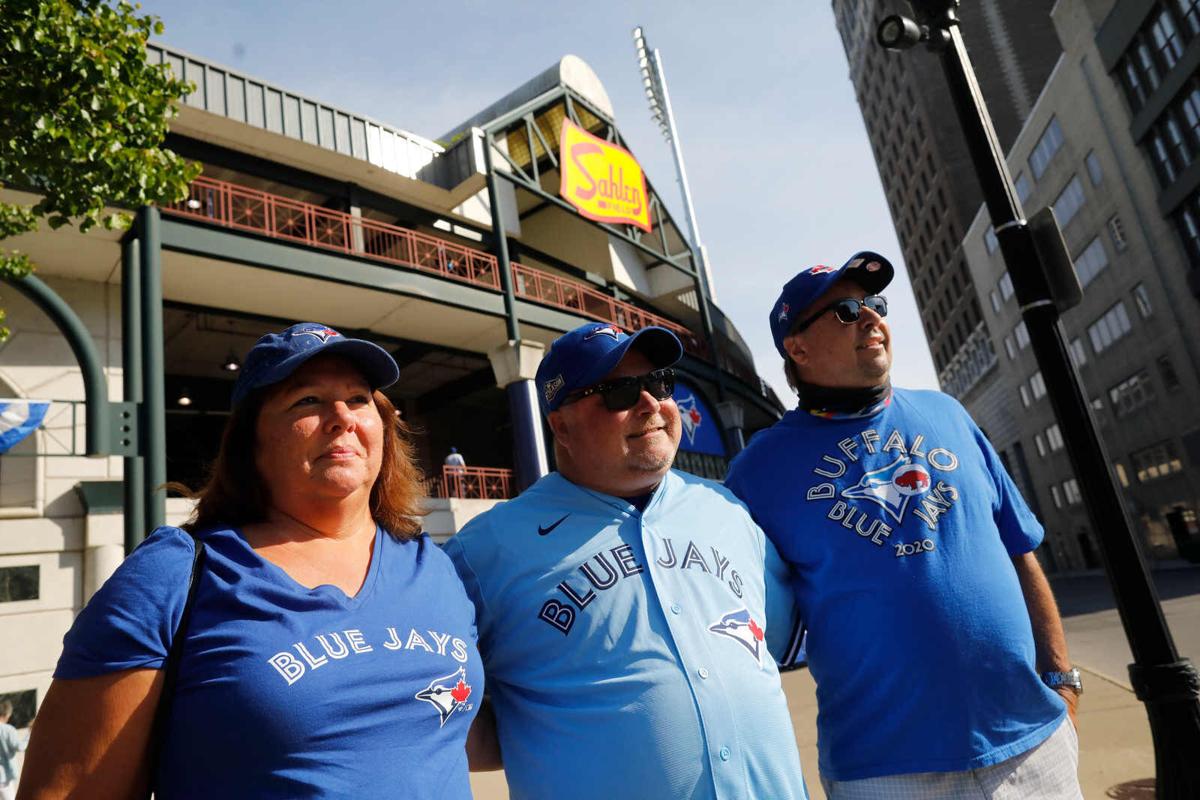 WATCH: Young Yankees fan gets emotional after Blue Jays supporter