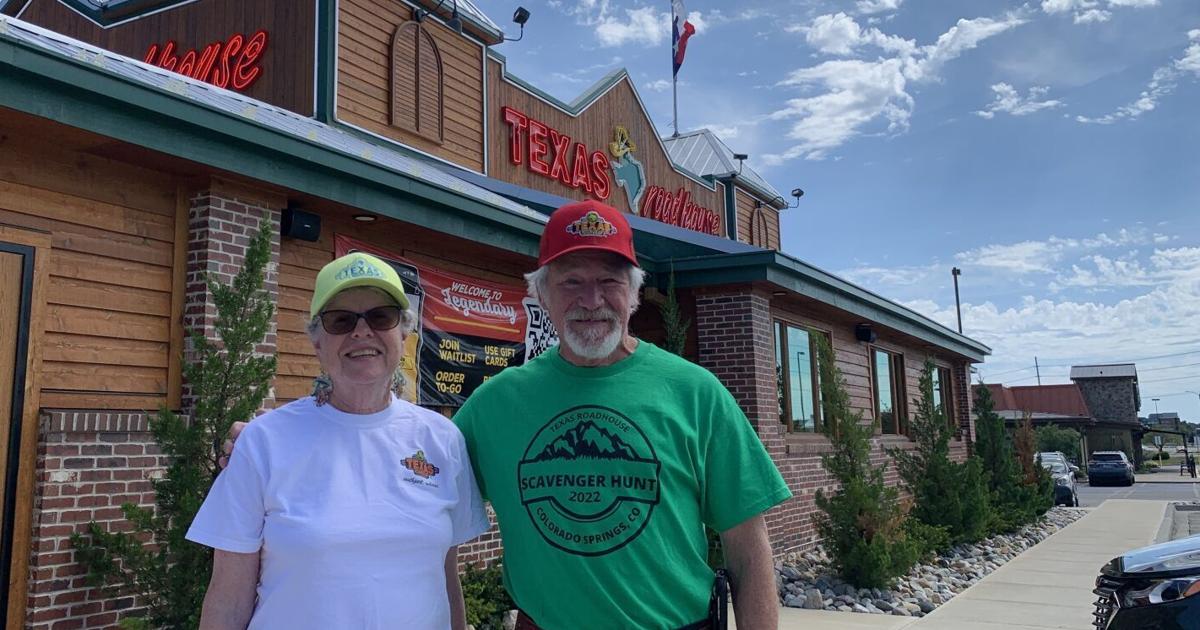 Virginia couple stops in Illinois on Texas Roadhouse journey