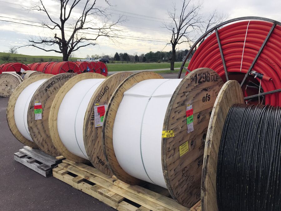 Broadband-conduit and fiber