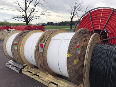Broadband-conduit and fiber